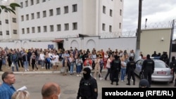 Родственники и близкие задержанных во время протестов в Минске у СИЗО на Окрестина, 12 августа 2020 года